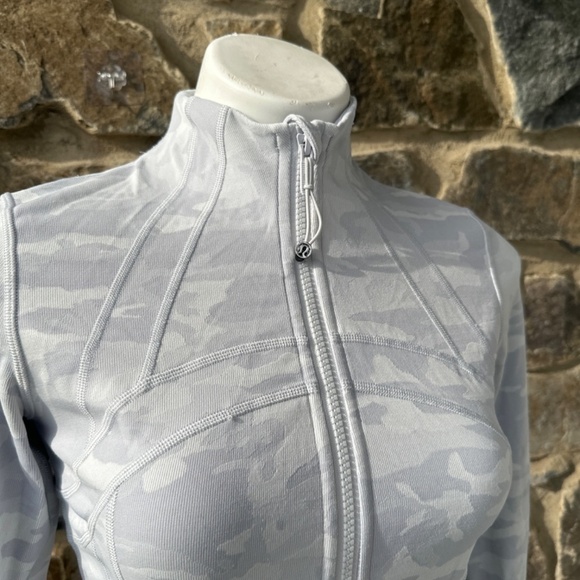 Lululemon Define Jacket Luxtreme DESIGNED FOR ON THE MOVE Size 6 - Picture 4 of 10